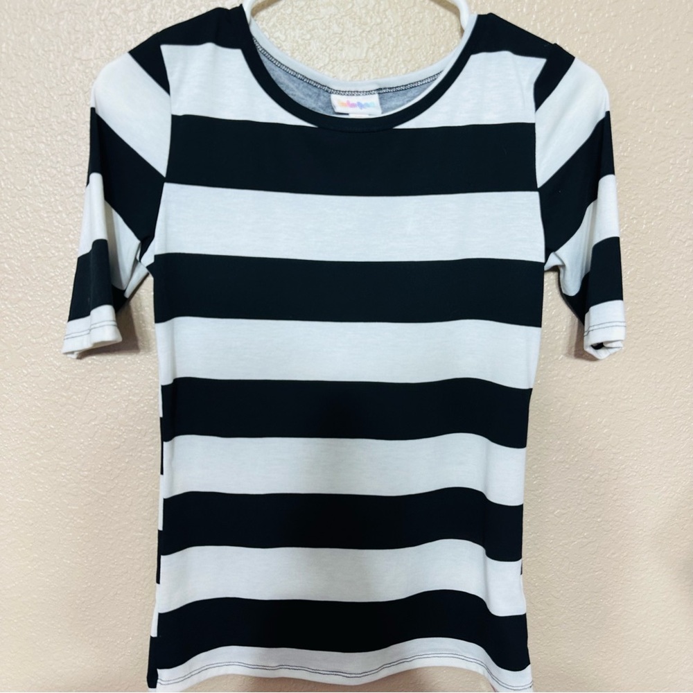 Like New Lularoe Classic T Shirt Top Black &  White Stripe Size‎ Small